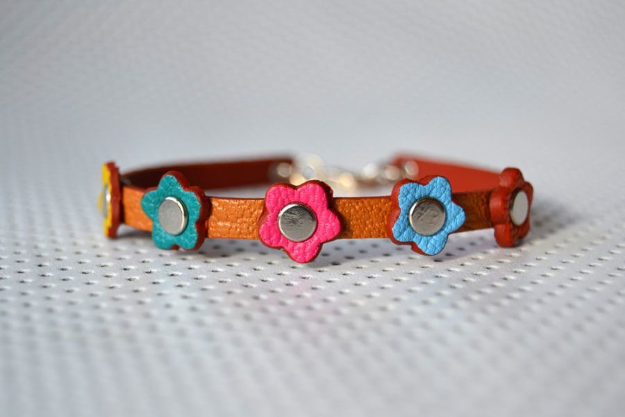 Bracelet slim 5 fleurs en vachette grainée