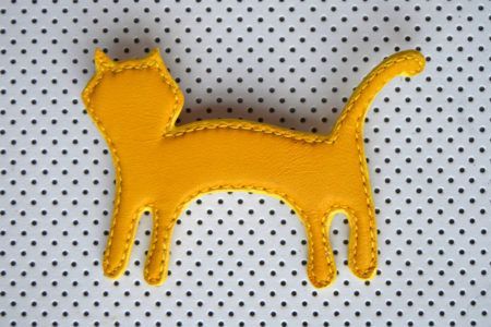 Broche chat en cuir de chèvre, doublée cuir velours