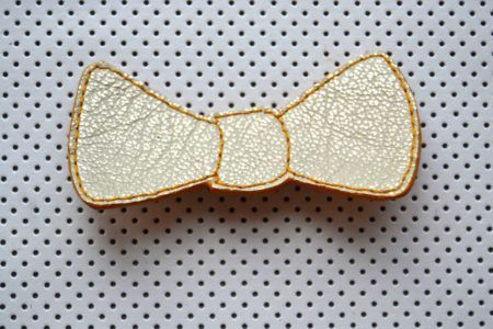 Broche noeud papillon en cuir de chèvre, doublée cuir velours